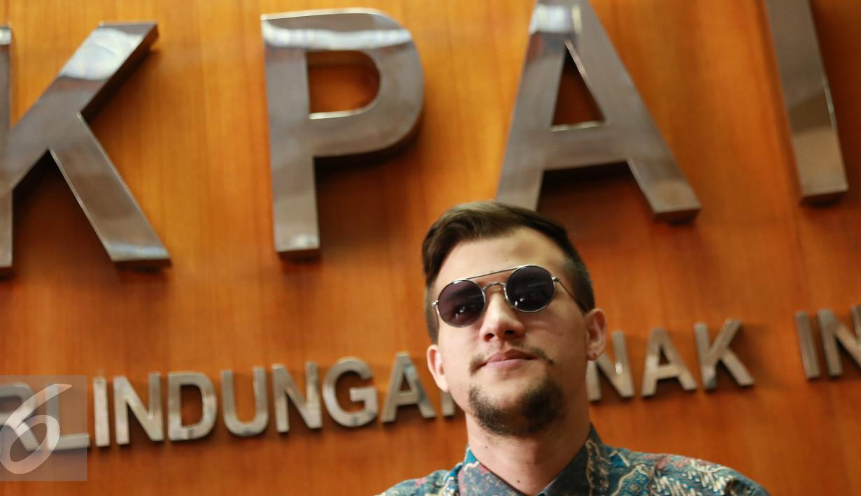 Stuart Collin memberikan keterangan pers di kantor KPAI, Jakpus, Jumat, (1/4/2016). Kadatangan Stuart untuk mengadu kepada KPAI karena dihalangi untuk bertemu dengan anaknya. (Liputan6.com/Herman Zakharia)