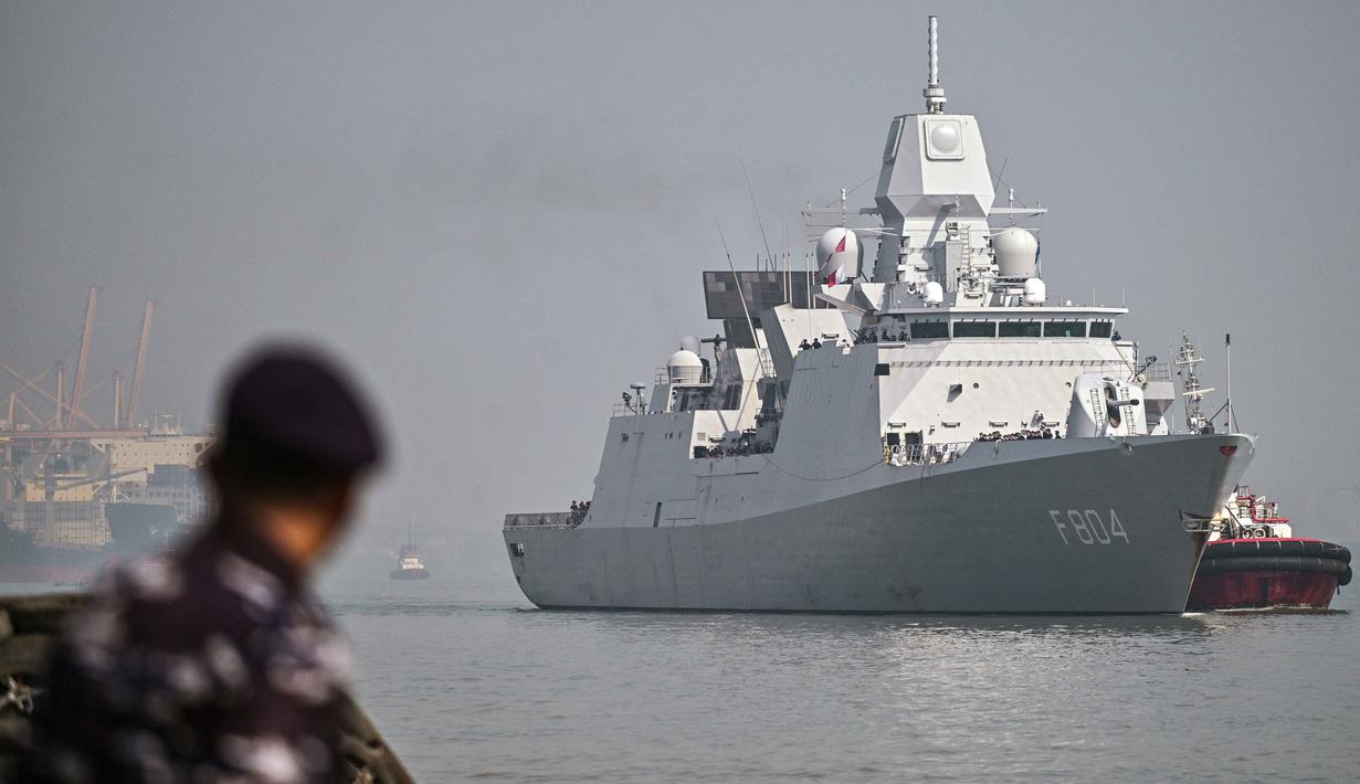 Personel Tentara Nasional Indonesia (TNI) Angkatan Laut (AL) berdiri menyambut kedatangan kapal perang Kerajaan Belanda HNLMS De Ruyter di pelabuhan Tanjung Perak, Surabaya, Jawa Timur pada Kamis 14 Mei 2026. (JUNI KRISWANTO/AFP)