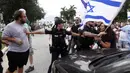 Polisi Fort Lauderdale memisahkan anggota protes pro-Israel dan pro-Palestina di Fort Lauderdale, Florida, Amerika Serikat, Minggu (8/10/2023). (Joe Cavaretta/South Florida Sun-Sentinel via AP)