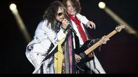 Bersama gitaris, Joe Perry, vokalis grup band, Aerosmith, Steven Tyler, tampil memukau dalam konser "Aerosmith: Let Rock Rule" di Inglewood, Kalifornia, (30/7/2014). (REUTERS/Mario Anzuoni)