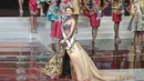 Miss Universe 2017 Demi-Leigh Nel-Peters saat tampil menghadiri malam puncak pemilihan  Puteri Indonesia 2018 di JCC, Jakarta, Jumat (9/3). Demi Leigh tampil cantik mengenakan busana rancangan Intan Avantie. (Liputan6.com/Herman Zakharia)