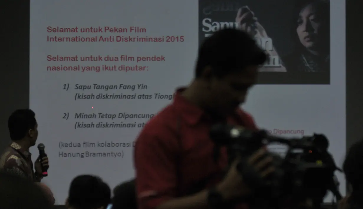 Sebuah slide ditampilkan saat diskusi "Publik Soal Perempuan dan Etnis Tionghoa" di Jakarta, Jumat (27/3/2015). (Liputan6.com/Johan Tallo)