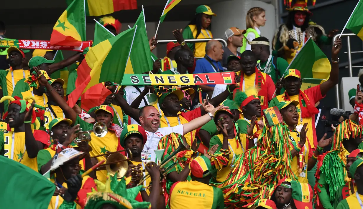 Suporter Senegal bersorak mendukung negaranya saat melawan Polondia pada grup H Piala Dunia 2018 di Stadion Spartak di Moskow, Rusia (19/6). Dalam pertandingan ini Senegal menang 2-1 atas Polandia. (AFP Photo/Francisco Leong)