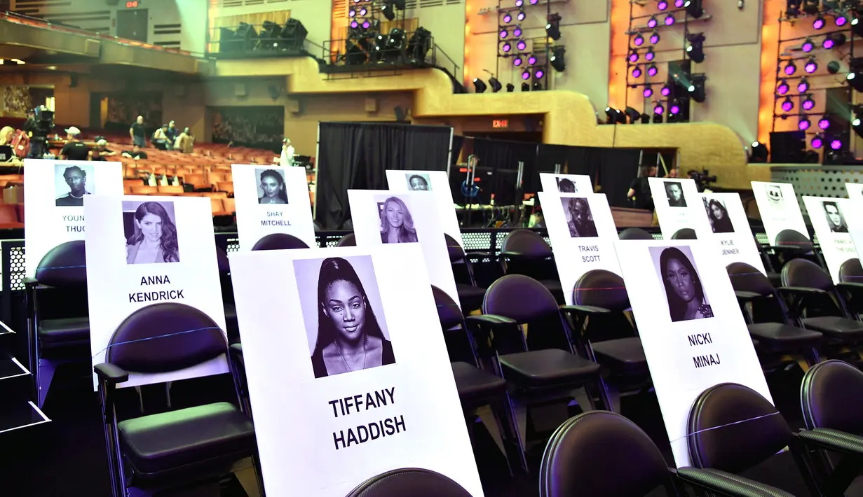 Deretan tempat duduk disertai foto para musisi dan tamu berjejer rapi jelang ajang MTV Video Music Awards (MTV VMA) 2018 di Radio City Music Hall, New York, 17 Agustus 2018. MTV VMA 2018 akan berlangsung 20 Agustus mendatang. (AFP/Angela Weiss)