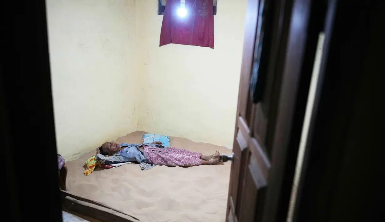 Meski sebenarnya memiliki kasur, mereka lebih memilih tidur di atas pasir karena sudah terbiasa dan menyakini khasiatnya. (AP Photo/Dita Alangkara)