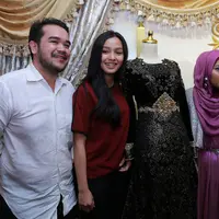 Rencananya mereka akan melepas masa lajang pada 1 November mendatang di Kuala Lumpur, Malaysia. Kali ini mereka melakukan fitting baju pengantin sebagai salah satu persiapannya. (Galih W. Satria/Bintang.com)