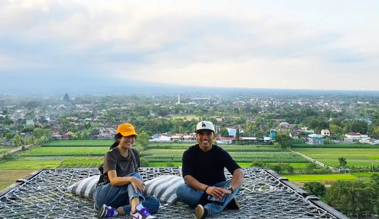 Saat berlibur, keduanya kompak mengenakan atasan kaos dan celana denim serta topi capnya.[@therealdisastr]