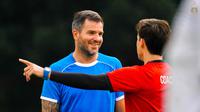 Direktur teknik Bhayangkara Solo FC, Simon McMenemy, berbincang dengan Paul Munster saat ikut memimpin latihan para pemain di Stadion UNS, Kamis (25/2/2021). (Dok Bhayangkara Solo FC)