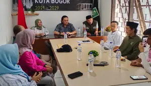 Pengacara Farhat Abbas  hadir di kantor DPC PKB Kota Bogor untuk bisa diverifikasi berkasnya setelah mendaftarkan bakal calon wali kota Bogor. (Foto: Liputan6.com/Achmad Sudarno).