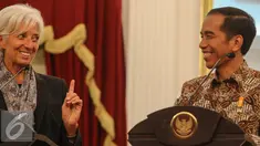 Presiden Joko Widodo memberikan keterangan pers dengan Direktur Pelaksana Dana Moneter Internasional (IMF) Christine Lagarde usai pertemuan tertutup di Istana Merdeka, Jakarta, Selasa (1/9/2015). (Liputan6.com/Faizal Fanani)