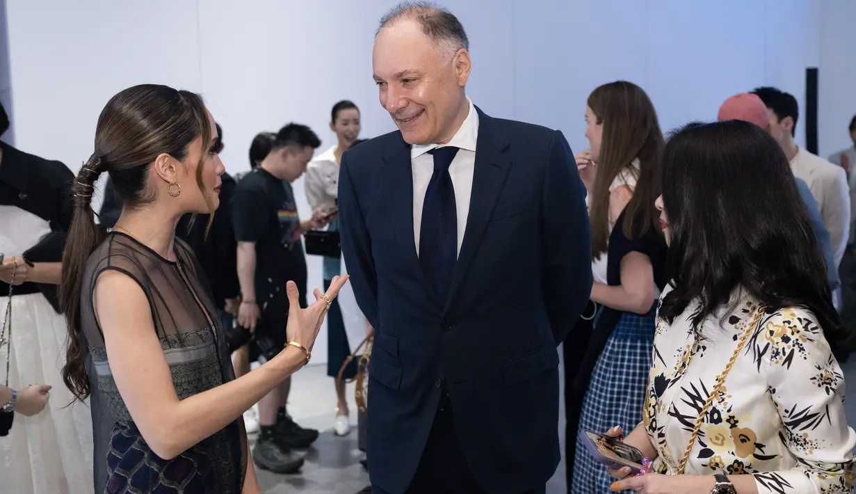 Ini adalah acara makan malam intim Tory Burch di Ahava, setelah debut pop-up Wisma Atria. Cinta Laura bersanding bersama Liu Wen dan Qin Lan, bergabung bersama desainer Tory Burch di pop-up berkonsep awan. Foto: Document/Tory Burch.