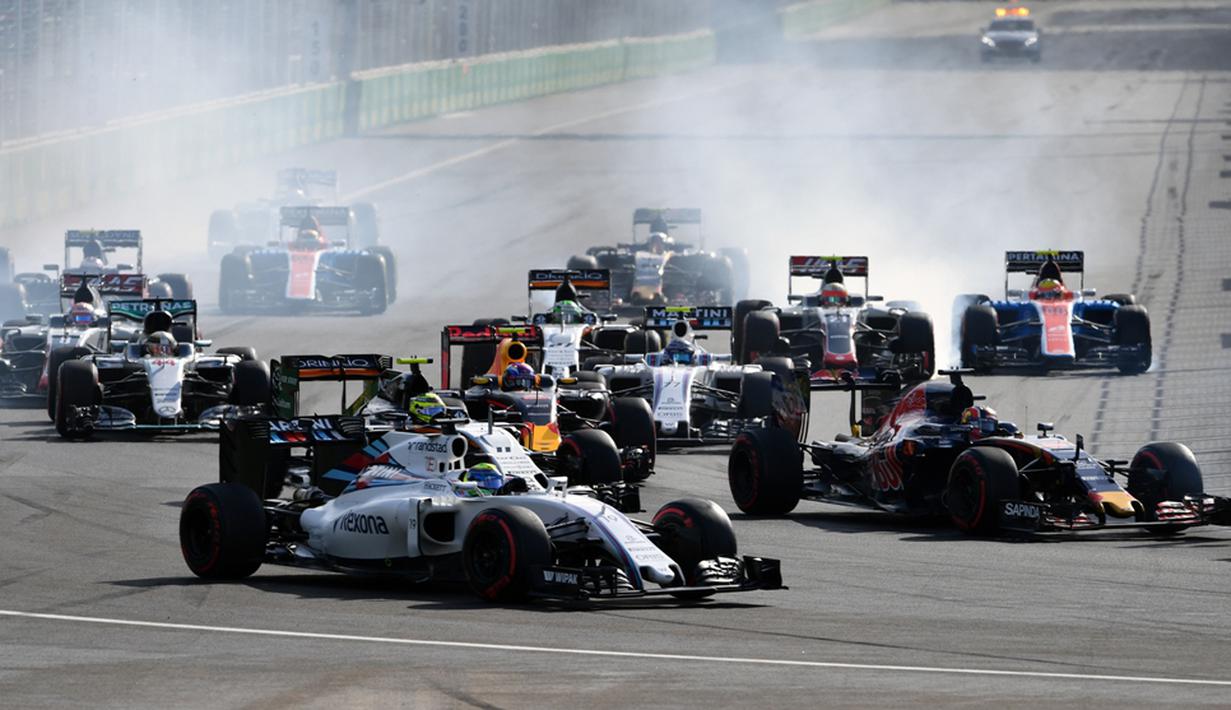 Suasana balapan di tikungan pertama selepas start F1 GP Baku di Sirkuit Baku, Azerbaijan, Minggu (19/6/2016). (AFP/Andrej Isakovic)
