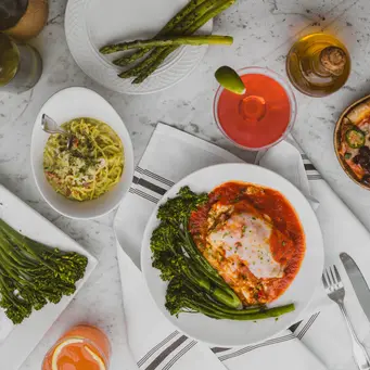 Memilih menu makanan untuk disajikan ketika tahun baru memang membutuhkan pertimbangan tersendiri, berikut adalah tips yang bisa kamu ikuti. (Foto: Unsplash.com/Pablo Merchán Montes)