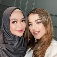 Tasya Farasya Ubah Wajah Ria Ricis dengan Gaya Makeup Korean Look, credit: Instagram.com/tasyafarasya