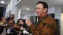 Sebelum meninggalkan gedung Kejaksaan Agung, Basuki Tjahaja Purnama alias Ahok sempat memberi beberapa keterangan. (merdeka.com/Arie Basuki)