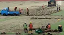 Pekerja memindahkan rumput yang ada di Stadion Utama Gelora Bung Karno (SUGBK) ke area panahan, Jakarta, Jumat (18/5). Pemindahan ini sebagai bagian dari persiapan pembukaan Asian Games 2018. (Liputan6.com/Johan Tallo)