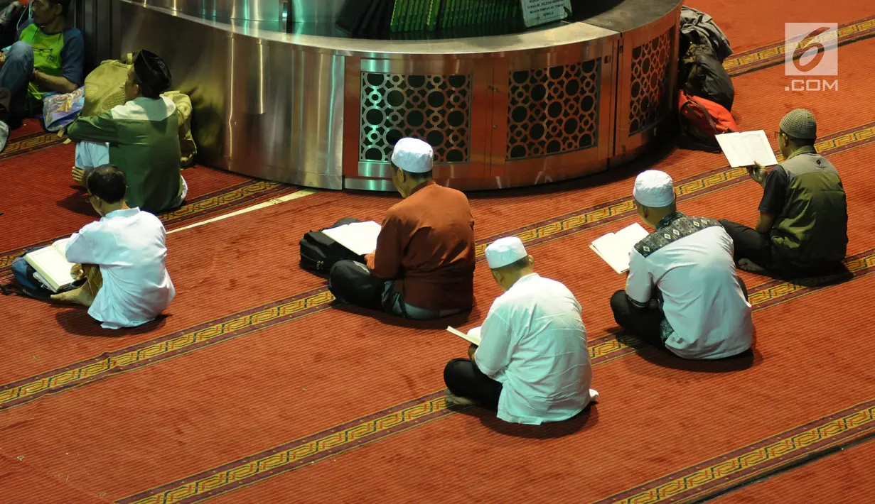 Umat muslim membaca Al-Quran secara berjamaah pada hari ke-28 bulan suci Ramadan di Masjid Istiqlal, Jakarta, Selasa (12/6). Sejumlah umat muslim meningkatkan ibadah mereka dengan melakukan itikaf di Masjid Istiqlal. (Liputan6.com/Helmi Fithriansyah)