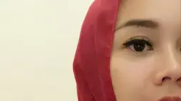 Mengenakan hijab berwarna merah, ibu satu anak itu nampak sangat cantik. Dalam potret kali ini Aura Kasih terlihat mengenakan hijab yang dililit dengan simpel di kepalanya. Tampak simpel, pesona cantiknya begitu terpancar. (Liputan6.com/IG/@aurakasih)