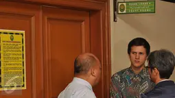 Stuart Collin tampak berdiskusi dengan kuasa hukumnya sebelum sidang lanjutan perceraiannya dengan Risty Tagor di Pengadilan Agama Jakarta Selatan, Kamis (28/1/2016). (Liputan6.com/Herman Zakharia)
