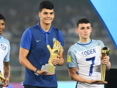 Pemain muda andalan Manchester City, Phil Foden menjadi bintang timnas Inggris ketika menjuarai Piala Dunia U-17 2017 di India. Foden terpilih sebagai pemain terbaik di turnamen tersebut. Setelah turnamen ini, kiprah Foden langsung melejit. Ia tak butuh waktu lama untuk menembus tim inti Manchester City lalu masuk skuad senior timnas Inggris. (AFP/Dibyangshu Sarkar)