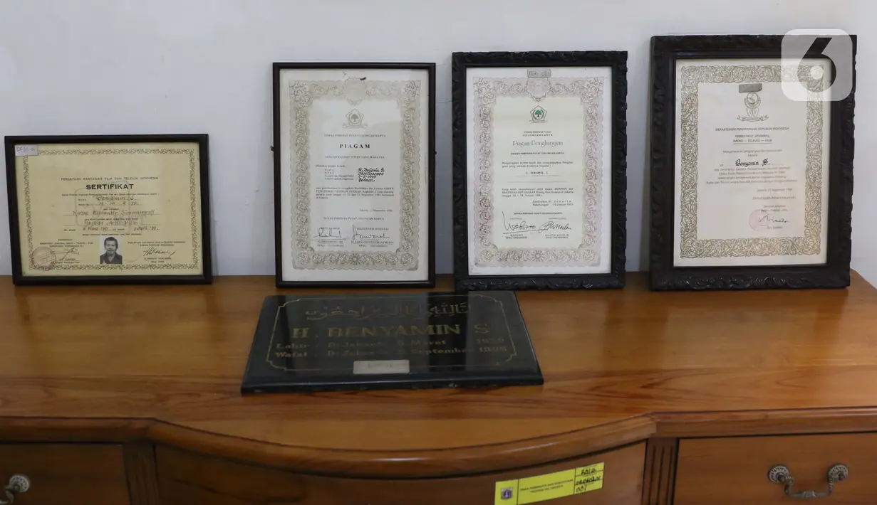 Piagam penghargaan milik seniman betawi, Benyamin Suaeb tersimpan di Gedung Taman Benyamin Suaeb, Jakarta, Selasa (23/6/2020). Taman Benyamin Suaeb menyimpan sejumlah koleksi asli milik seniman betawi, Benyamin Suaeb dan beberapa replika rumah bergaya betawi. (Liputan6.com/Helmi Fithriansyah)