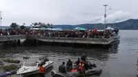 Kesibukan pencarian dan pertolongan terhadap para penumpang KM Sinar Bangun yang tenggelam di Danau toba. (foto: Liputan6.com / Reza Efendi)