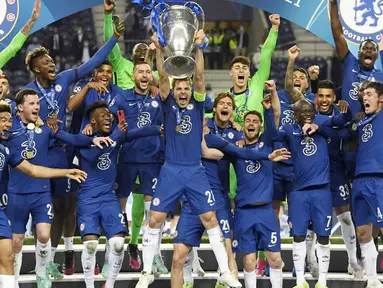 Para pemain Chelsea merayakan gelar juara Liga Champions usai menaklukkan Manchester City pada laga final di Stadion Dragao, Minggu (30/5/2021). Chelsea menang dengan skor 1-0. (Pierre Philippe Marcou/Pool via AP)
