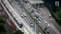 Rangkaian kereta Moda Raya Terpadu (MRT)  Lebak Bulus-Bundaran HI melintas di Stasiun MRT Fatmawati, Jakarta, Rabu (8/5/2019). Terhitung mulai  13 Mei 2019, tarif MRT Jakarta akan kembali normal seharga Rp 7.000 hingga Rp 14.000 per sekali perjalanan. (Liputan6.com/Faizal Fanani)