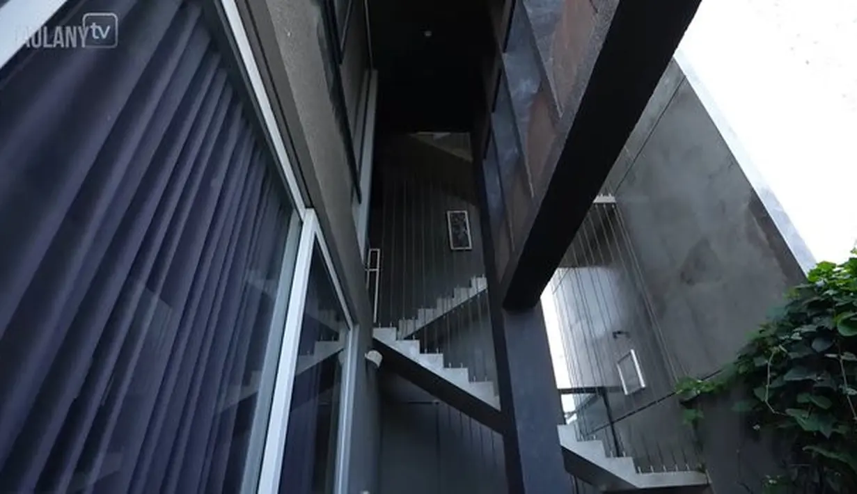 <p>Rumah ini terdiri dari 3,5 lantai dengan hig ceiling yang bikin adem. Pintu masuknya setinggi 7 meter, seperti keinginan dari Ayudia. [Foto: YouTube.com/TAULANY TV]</p>
