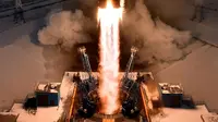Roket Soyuz-2.1b yang membawa satelit Rusia Metor M saat peluncuran satelit yang kemudian dikabarkan hilang ( Kirill Kudryavtsev/AFP)