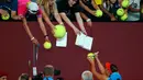 Petenis Rusia, Maria Sharapova memberi tanda tangan usai pertandingan melawan Caroline Wozniacki asal Denmark pada pertandingan babak ketiga Australia Open di Melbourne Park, Australia (18/1). Sharapova menang tiga set 6-4 4-6 6-3. (AFP Photo/David Gray)