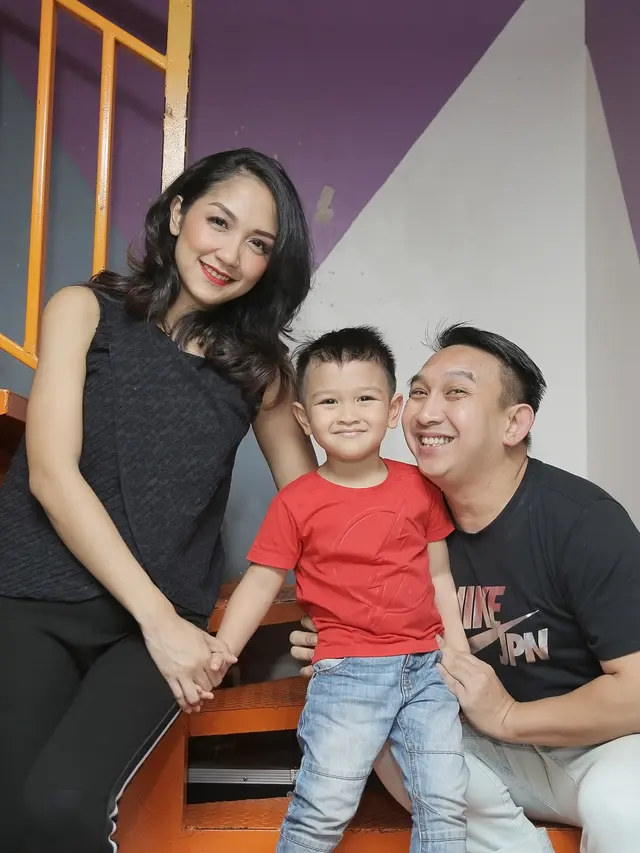 [Fimela] Augie Fantinus - Istri dan Anak