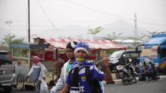 Bobotoh datang ke stadion Si Jalak Harupat untuk menyaksikan pertandingan persahabatan antara Persib melawan Malaysia All Stars, Sabtu (24/10/2015)