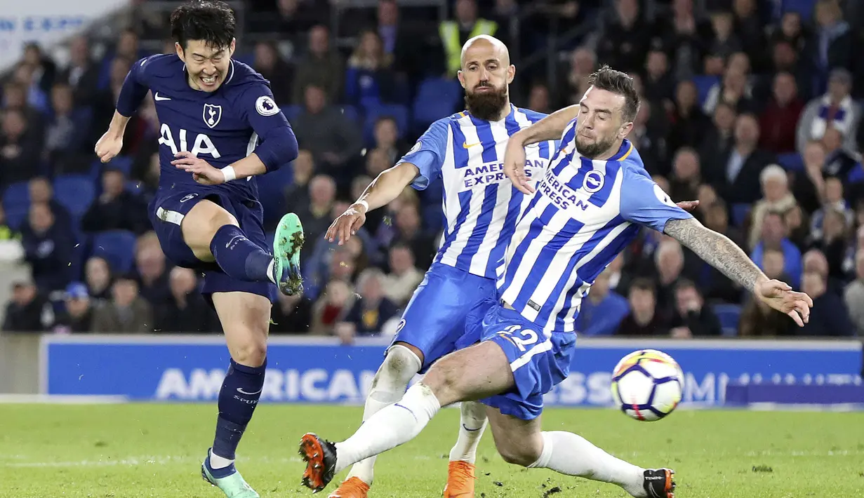Aksi pemain Tottenham, Son Heung-Min (kiri) melepaskan tembakan melewati adangan para pemain Brighton pada lanjutan Premier League di AMEX Stadium, Brighton, (17/4/2018). Tottenham bermain imbang 1-1 lawan Brighton. (Gareth Fuller/PA via AP)