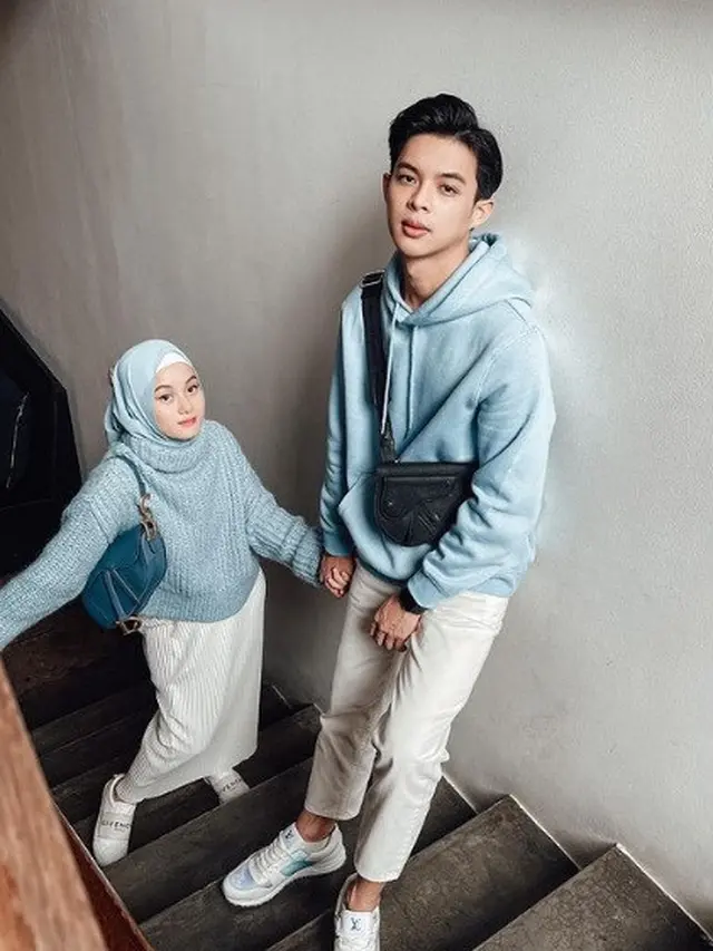 7 Gaya Dinda Hauw dan Rey Mbayang Pakai Baju Couple, Serasi Banget