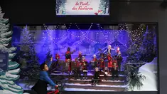 Seorang anak yang mengendarai sepeda berhenti untuk melihat etalase Natal di pusat perbelanjaan Printemps di Paris, Prancis, 22 November 2020. Deretan pusat perbelanjaan telah meluncurkan etalase Natal mereka meskipun masih tutup selama karantina wilayah kedua di seluruh Prancis. (Xinhua/Gao Jing)