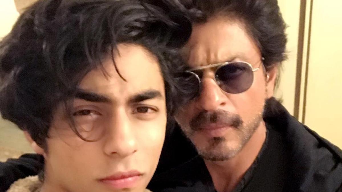 Momen Langka Aryan Khan Tersenyum saat Foto Keluarga, Kedekatan Shah Rukh Khan dan Anak Makin Terungkap