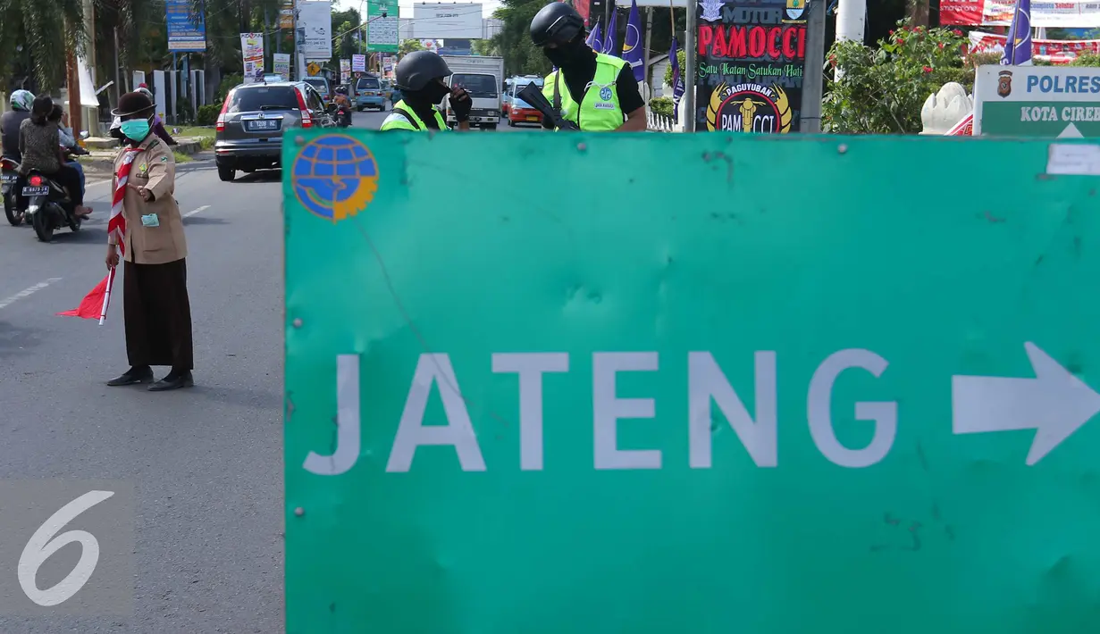 Anggota pramuka dan polisi mengatur lalu lintas jalur mudik di Cirebon, Jawa Barat, Jumat (1/7). Sebanyak 3.000-4.000 anggota pramuka Kwartir Daerah dikerahkan untuk membantu polisi memberikan pelayanan pada pemudik. (Liputan6.com/Angga Yuniar)