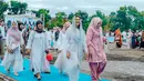 Keluarga Bobby Nasution dan Kahiyang Ayu memilih busana  muslim nuansa putih untuk hari idul adha 2024. Kahiyang dengan tunik dan kerudung putihnya. [@bobbynst]