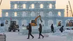 Para pekerja bekerja di lokasi konstruksi untuk ajang Dunia Es dan Salju Harbin, taman hiburan musiman terkenal yang dibuka setiap musim dingin, di Harbin, Heilongjiang, China, 14 Desember 2020. Ajang Dunia Es dan Salju Harbin ke-22 dijadwalkan dibuka pada akhir Desember. (Xinhua/Xie Jianfei)