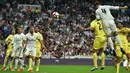 Pemain Real Madrid, Sergio Ramos, mencetak gol balasan ke gawang Villarreal pada laga La Liga 2016-2017 di Stadion Santiago Bernabeu, Kamis (22/9/2016) dini hari WIB. (AFP/Gerard Julien)