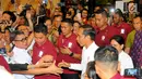 Capres nomor 01, Joko Widodo atau Jokowi menyapa masyarakat saat menghadiri silaturahmi dengan para peserta Konferensi Gereja dan Masyakarat (KGM) dan pengurus PGI di Manado, Minggu (31/3). Dalam sambutanya Jokowi menyampaikan untuk tetap menjaga persatuan dan kesatuan. (Liputan6.com/Angga Yuniar)