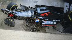 Pebalap McLaren Honda asal Spanyol, Fernando Alonso, mengalami kecelakaan setelah menabrak pebalap Haas F1, Esteban Gutierrez, dan tembok pembatas dalam F1 GP Australia di Sirkuit Albert Park, Minggu (20/3/2016). (AFP/Newspix/Alex Coppel)