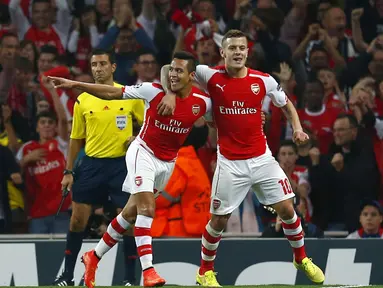 Pemain depan Arsenal, Alexis Sanchez (tengah) merayakan golnya ke gawang Besiktas di ajang play-off Liga Champions di Stadion Emirates, London, (28/8/2014). (REUTERS/Eddie Keogh)
