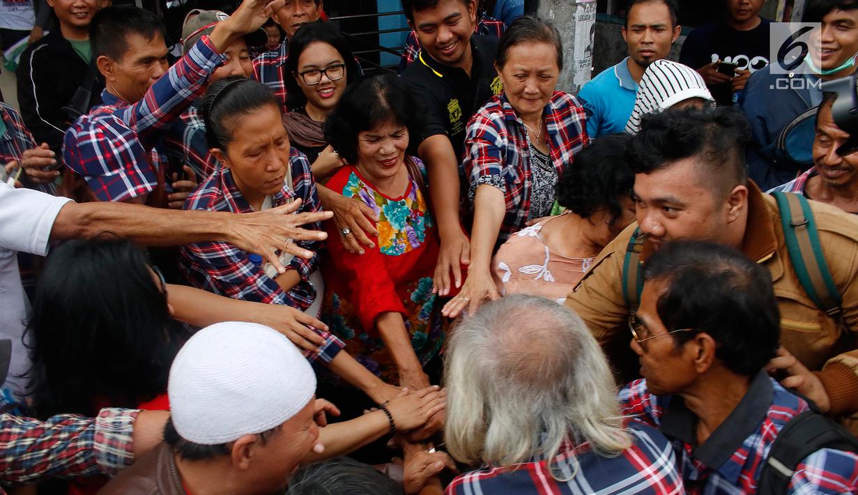 Pendukung berkumpul jelang dibebaskannya Basuki Tjahaja Purnama atau Ahok di Mako Brimob, Kelapa Dua, Depok, Jawa Barat, Kamis (24/1). Tidak diketahui di mana Ahok beristirahat setelah keluar dari Mako Brimob. (Liputan6.com/Herman Zakharia)