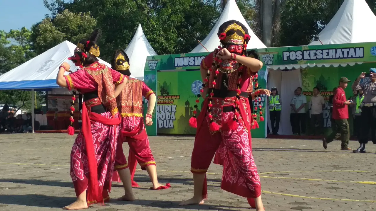 Tari Topeng Cirebon Dari Polwan Cantik di Posko Mudik