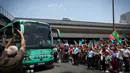 Masyarakat melambaikan tangan untuk menyambut bus yang ditumpangi pemain dan pelatih Timnas Portugal setelah memenangkan Nations League 2025 setibanya di Bandara Lisbon, Portugal, Senin (09/06/2025) waktu setempat. (AFP/Carlos Costa)