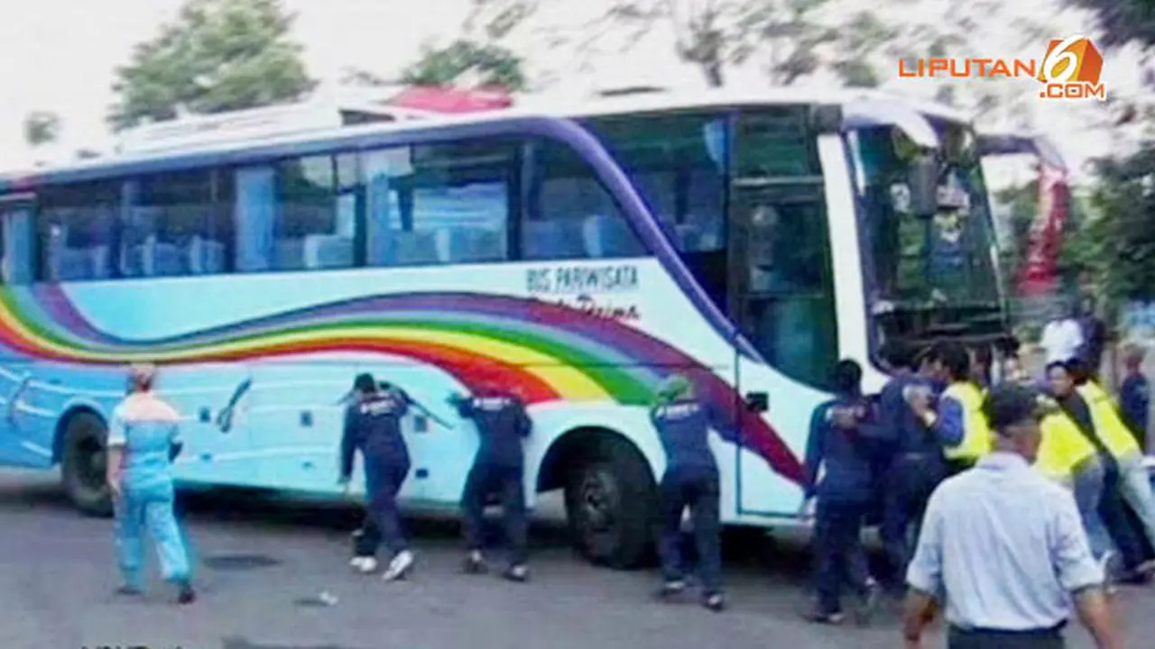 kecelakaan-bus-130913b.jpg