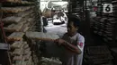 Pekerja  melakukan proses pembuatan oncom di Jakarta, Kamis (1/7/2021). Realisasi kredit usaha rakyat (KUR) hingga 18 Juni 2021 telah mencapai Rp 112,8 triliun. Angka tersebut setara dengan 44,58% dari target penyaluran KUR tahun ini sebesar Rp 253 triliun.(Liputan6.com/Angga Yuniar)