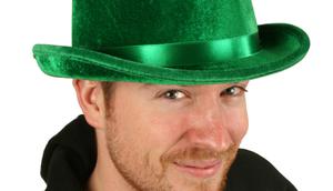 Masyarakat Cina percaya bahwa mereka yang mengenakan topi berwarna hijau adalah ‘tukang selingkuh’.
